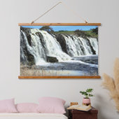 Flowing Waters of Hopkins Falls Wandteppich Mit Holzrahmen (Schlafzimmer)