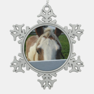 Flüchtige Blick ein Boo Palomino Pferd Hinter Zaun Schneeflocken Zinn-Ornament