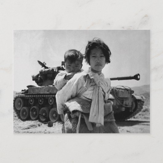 Flüchtling aus dem Koreakrieg mit Baby Postkarte (Vorderseite)
