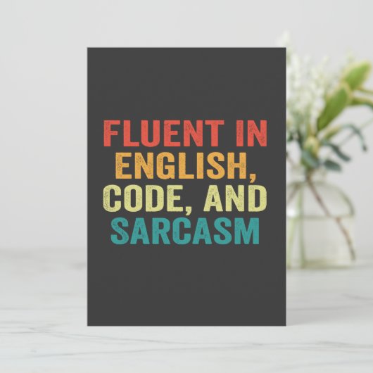 Fluent in English Code und Sarcasm Funny Coding Einladung (Stehend Vorderseite)
