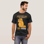 Fluffige mürrische Katze zum Tee (Vorne ganz)