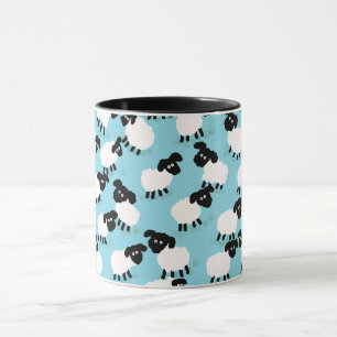 Fluffige Schafe auf Babyblau Tasse