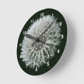Fluffige weiße Löwenzahnblüte Runde Wanduhr (Winkel)