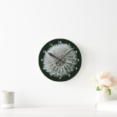 Fluffige weiße Löwenzahnblüte Runde Wanduhr (Zuhause)