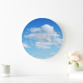 Fluffige Wolken und blauer Himmel Große Wanduhr (Zuhause)