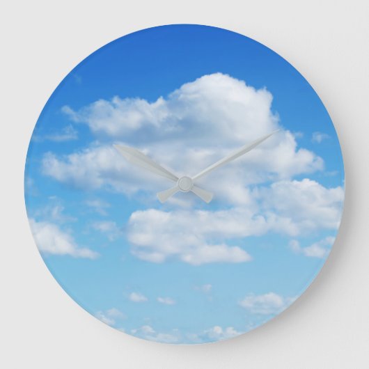 Fluffige Wolken und blauer Himmel Große Wanduhr (Vorderseite)