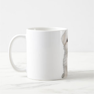 Fluffiges weißes Malteser-Welpenportrait Süßer Hun Kaffeetasse