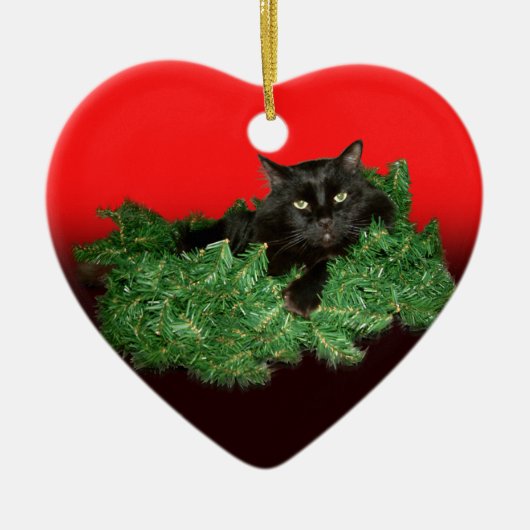 Fluffy Black Cat in Weihnachtskranz Keramik Ornament (Vorne)