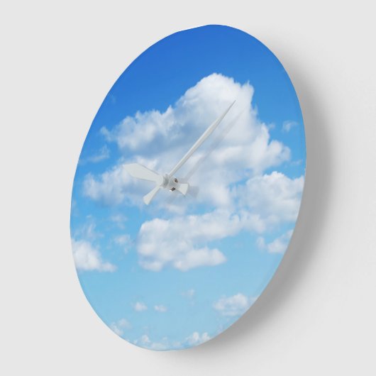 Fluffy Clouds and Blue Sky Große Wanduhr (Winkel)