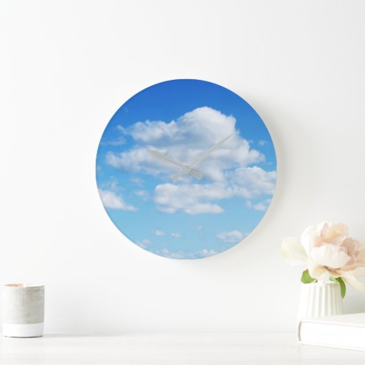 Fluffy Clouds and Blue Sky Große Wanduhr (Zuhause)
