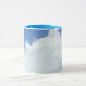 Fluffy Clouds in Bright Blue Sky Tasse (Zentrum)
