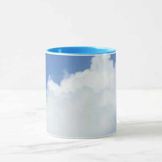 Fluffy Clouds in Bright Blue Sky Tasse (Zentrum)