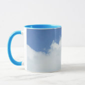 Fluffy Clouds in Bright Blue Sky Tasse (Links)