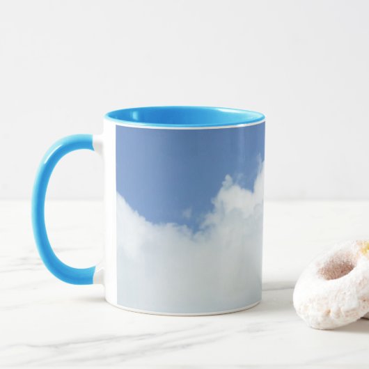 Fluffy Clouds in Bright Blue Sky Tasse (Mit Donut)