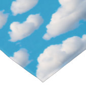 Fluffy Clouds Tischdecke (Schrägansicht)