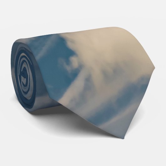 Fluffy Clouds und Jet-Trails in einem blauen Himme Krawatte (Gerollt)