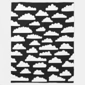 Fluffy Clouds - weiß auf schwarz Fleecedecke (Vorderseite)