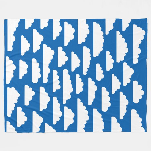 Fluffy Clouds - White on Blue 005cad Fleecedecke (Vorderseite (Horizontal))