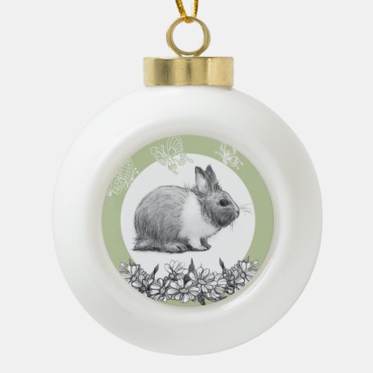 Fluffy Hare mit Schmetterlingen auf grünem Hinterg Keramik Kugel-Ornament (Vorderseite)
