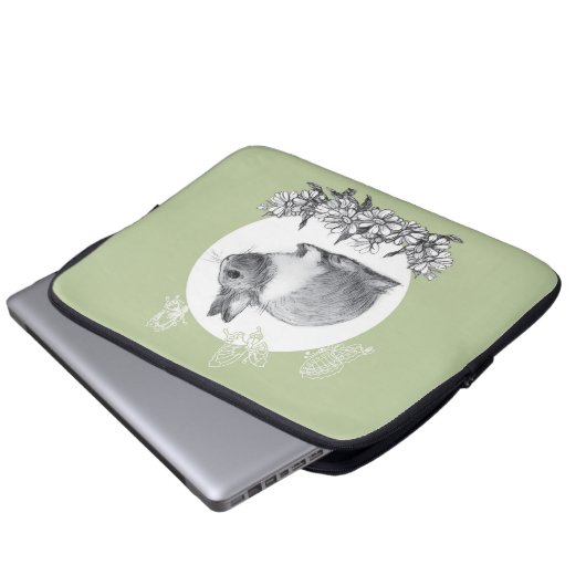 Fluffy Hare mit Schmetterlingen auf grünem Hinterg Laptopschutzhülle (Vorne Knopf)
