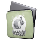 Fluffy Hare mit Schmetterlingen auf grünem Hinterg Laptopschutzhülle (Vorderseite Links)