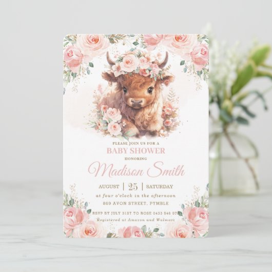 Fluffy Highland Cow Pink Blush Floral Baby Dusche Einladung (Stehend Vorderseite)