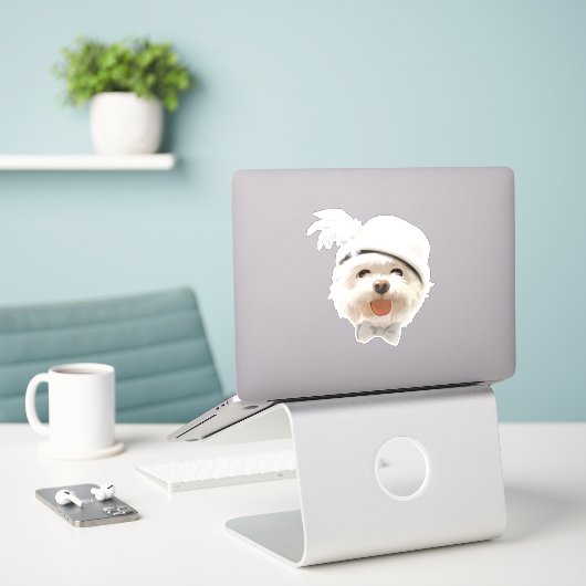 Fluffy Hund mit Weißhut Aufkleber (Laptop auf Schreibtisch)