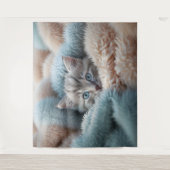 Fluffy Kitten in a Soft Blanket Wandteppich (Vorderseite)