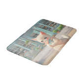 Fluffy Kitten mit Lollipop im Konditorei Shop Badematte (Schrägansicht)