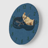 Fluffy Kitten Schlafen in Croc Shoe, Wall Clock Große Wanduhr (Winkel)
