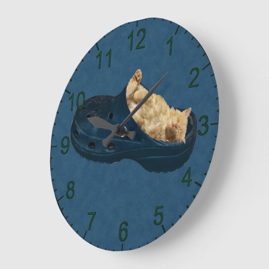 Fluffy Kitten Schlafen in Croc Shoe, Wall Clock Große Wanduhr (Winkel)
