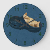 Fluffy Kitten Schlafen in Croc Shoe, Wall Clock