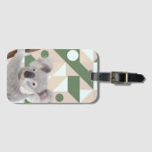Fluffy Koala Green Geometric Background Gepäckanhänger (Vorderseite (Horizontal))