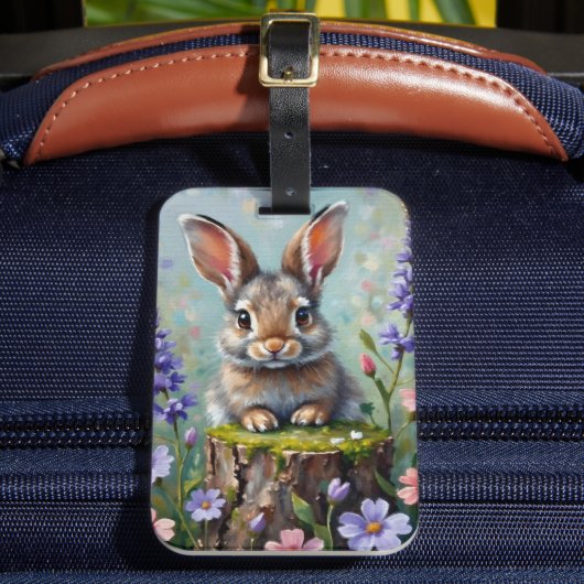 Fluffy Rabbit in einem Feld von Blume Gepäckanhänger (Vorderseite Insitu 2)