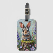 Fluffy Rabbit in einem Feld von Blume Gepäckanhänger (Vorderseite Vertikal)