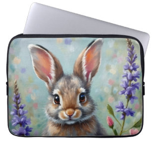Fluffy Rabbit in einem Feld von Blume Laptopschutzhülle