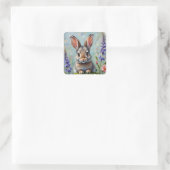 Fluffy Rabbit in einem Feld von Blume Quadratischer Aufkleber (Tasche)