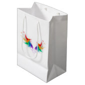Fluffy Rainbow Wings Mittlere Geschenktüte (Vorderseite Schrägansicht)