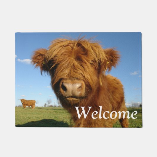 Fluffy Scottish Highland Cow - Blue Sky Fußmatte (Vorderseite)