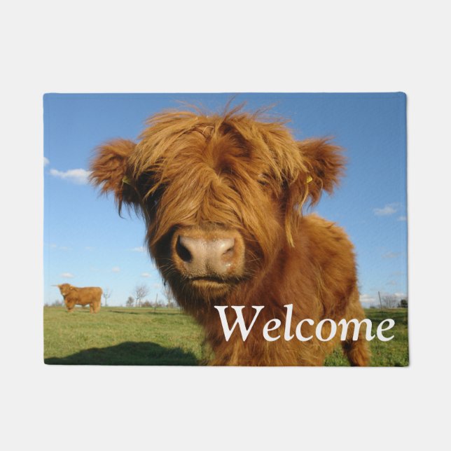Fluffy Scottish Highland Cow - Blue Sky Fußmatte (Vorderseite)
