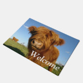 Fluffy Scottish Highland Cow - Blue Sky Fußmatte (Schrägansicht)