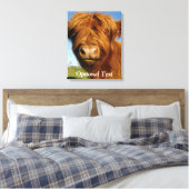 Fluffy Scottish Highland Cow - Blue Sky Leinwanddruck (Insitu (Schlafzimmer))