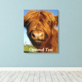 Fluffy Scottish Highland Cow - Blue Sky Leinwanddruck (Insitu (Holzboden))