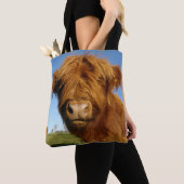 Fluffy Scottish Highland Cow - Blue Sky Tasche (Von Nahem)