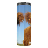 Fluffy Scottish Highland Cow - Blue Sky Thermosbecher (Rückseite)