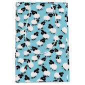Fluffy Sheep on Baby Blue Mittlere Geschenktüte (Vorderseite)