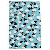 Fluffy Sheep on Baby Blue Mittlere Geschenktüte (Rückseite)
