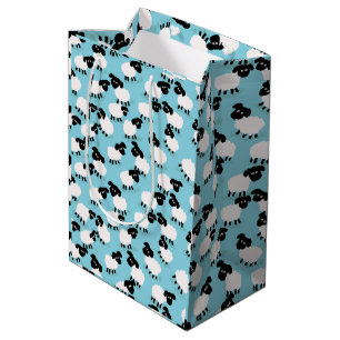 Fluffy Sheep on Baby Blue Mittlere Geschenktüte