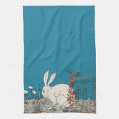 Fluffy White Bunny Sitzen in Blume auf Dunkelblau Geschirrtuch (Vertikal)