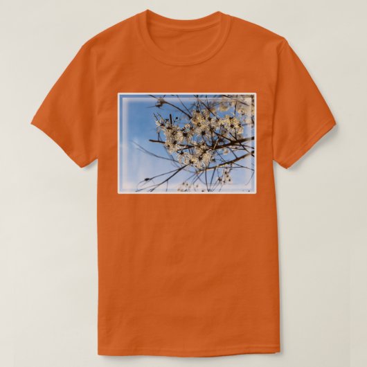 Fluffy White Clematis im Winter mit Blue Sky T-Shirt (Design vorne)